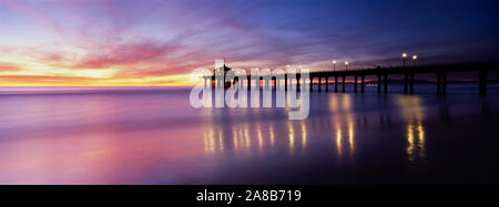 Reflektion von einem Pier in Wasser, Manhattan Beach Pier, Manhattan Beach, San Francisco, Kalifornien, USA Stockfoto