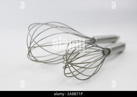 Metallstäbe schlagen, Rühren oder Essen zu mischen, wenn ein Rezept manuell Vorbereitung von einem Koch. Kochen Utensil. Stockfoto