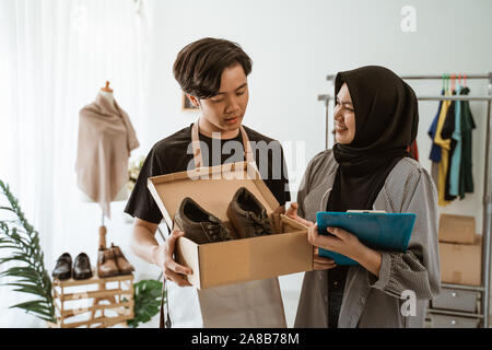 Inhaber kleiner Unternehmen an Ihrem Produkt fertig zu Kunden zu senden Suchen Stockfoto