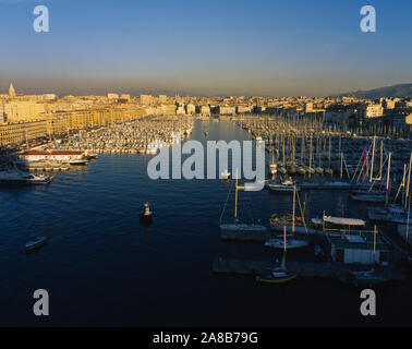 Hohe Betrachtungswinkel der Boote an einem alten Port, Marseille, Frankreich Stockfoto