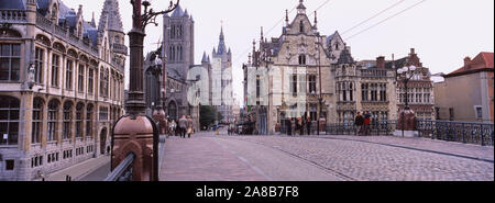 Touristen wandern vor einer Kirche, die St. Nicolas Kirche, Gent, Belgien Stockfoto