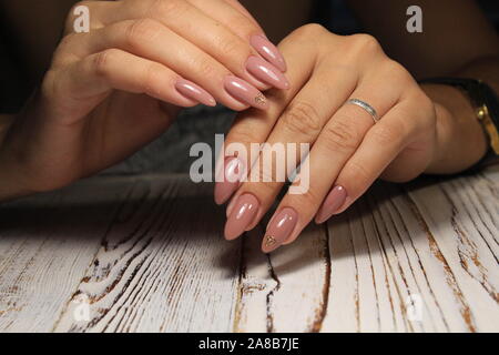 Glamouröse Maniküre der Nägel auf schöne weibliche Hände Stockfoto