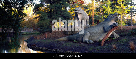 Dinosaurier Skulpturen im Park, Crystal Palace, London, England Stockfoto