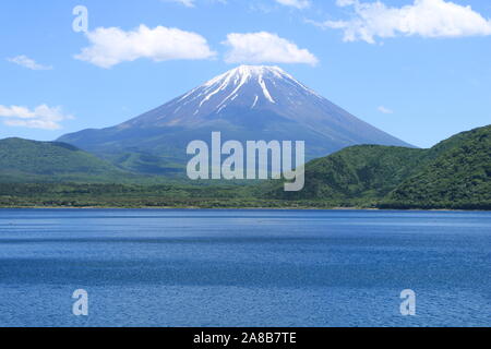 Mt. Fuji aus dem Motosu-See Stockfoto