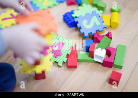 Preschooler Kind spielen mit bunten Spielzeug Bausteine. Kid spielen mit pädagogischen Holzspielzeug. Stockfoto