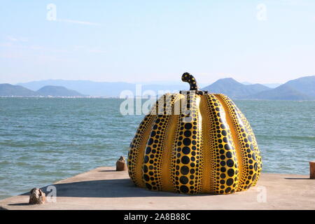 Yayoi Kusama gelben Kürbis in Naoshima Stockfoto
