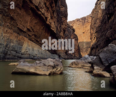 Rio Grande Fluss durch Santa Elena Canyon, Big Bend National Park, Texas, USA fließt Stockfoto