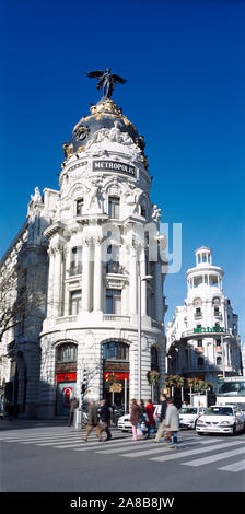 Touristen zu Fuß auf zebrastreifen vor einem Gebäude, Metropolis Gebäude, Calle de Alcala, Madrid, Spanien Stockfoto