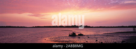 Sonnenuntergang über dem Meer, Golf von Mexiko, Cedar Key, Florida, USA Stockfoto