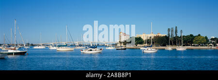 Boote im Meer verankert, Bayfront Park, Sarasota Bay, Sarasota, Florida, USA Stockfoto