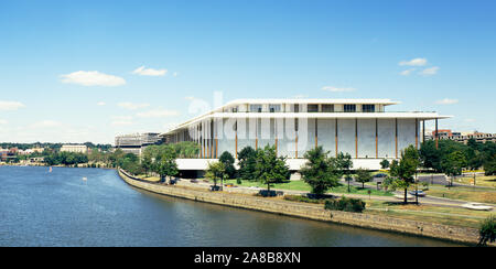 Gebäude entlang eines Flusses, Potomac River, John F. Kennedy Center für Darstellende Künste, Washington DC, USA Stockfoto