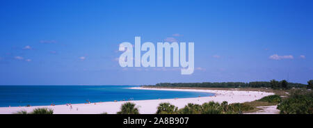 Touristen am Strand, Fort De Soto Park, Tierra Verde, Golf von Mexico, Florida, USA Stockfoto