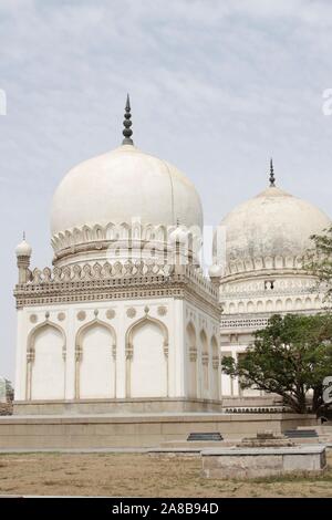 Qutab Shahi Gräber: Sie sind in der Ibrahim Bagh, in der Nähe der berühmten Golconda Fort in Hyderabad, Indien. Stockfoto