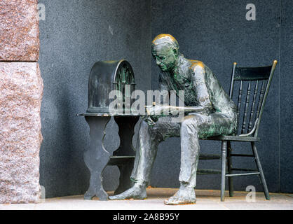 Bronze Statue eines Mannes hören Radio während der Großen Depression, Franklin Delano Roosevelt Memorial, Washington DC, USA Stockfoto