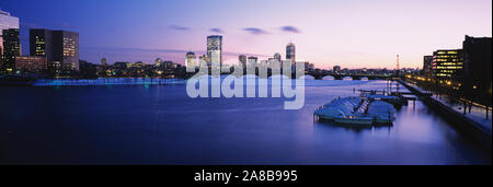 Gebäude leuchtet in der Dämmerung, Boston, Massachusetts, USA Stockfoto