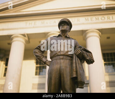 Low Angle View einer Statue vor einem Gebäude, Macarthur Memorial, Norfolk, Virginia, USA Stockfoto