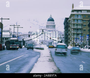Verkehr auf einer verschneiten Straße in einer Stadt, State Capitol Building, Salt Lake City, Utah, USA Stockfoto