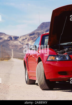 Unten gebrochen Auto auf einer Schotterstraße, Route 66, Las Vegas, Nevada, USA Stockfoto