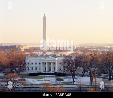 Blick auf das Weiße Haus und das Washington Monument bei Sonnenuntergang, Washington DC, USA Stockfoto