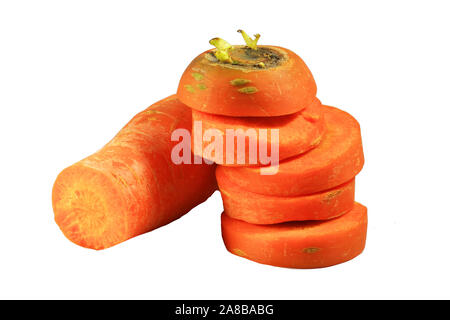 In Scheiben geschnittene Orange Karotte isoliert auf weißem Hintergrund. Stockfoto