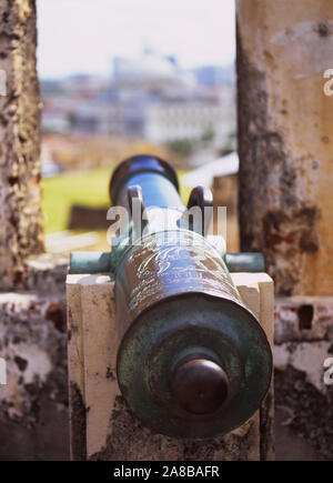 Nahaufnahme einer Kanone auf ein Schloss, Castillo de San Cristobal, die Altstadt von San Juan, San Juan, Puerto Rico Stockfoto
