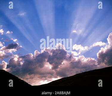 Sonnenstrahlen glänzenden hinter Wolken Stockfoto