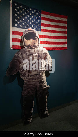 Ausschneiden von Astronauten mit amerikanischer Flagge im Hintergrund auf Meteor Crater Stockfoto