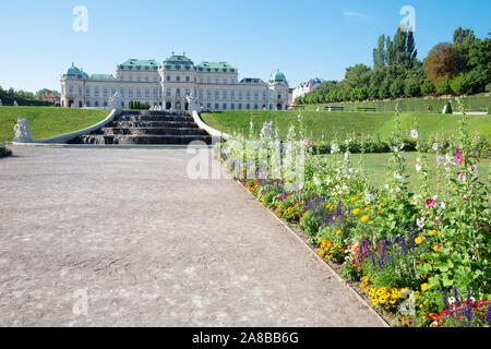 Wien, Österreich - 30. JULI 2014: Der Brunnen und Garten von Schloss Belvedere am Morgen. Stockfoto