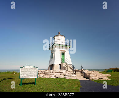 Great Lakes Port Clinton Licht Hauptbahnhof und dem historischen Marker, Port Clinton, Ohio, Herbst 2018 Einer der frühesten Lake Erie licht Häuser gebaut 1896, siehe Info Stockfoto