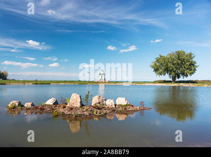 Port Clinton Light Station, Port Clinton, Ohio. Große Seen Leuchtturm Lake Erie dahinter steckt, über einen kleinen Teich in der Nähe getroffen. Siehe mehr Infos Stockfoto