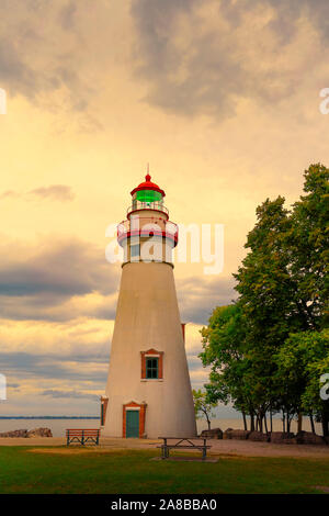 Marblehead Lighthouse State Park am Erie See, Marblehead, Ohio, im Herbst, mit grüne Signalleuchte leuchtet Goldenen Stunde, wie die Sonne untergeht, September 2018 Stockfoto