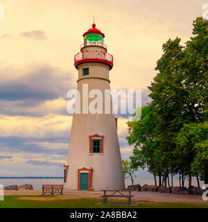 Marblehead Lighthouse State Park am Erie See, Marblehead, Ohio, im Herbst, mit grüne Signalleuchte leuchtet Goldenen Stunde, wie die Sonne untergeht, September 2018 Stockfoto