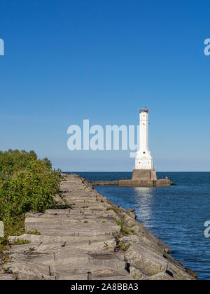 Huron Hafen Leuchtturm am Erie See, eins der Großen Seen, an der Mündung der Huron River in Huron, Ohio, September 2018. Gebaut in 1939, die Stockfoto