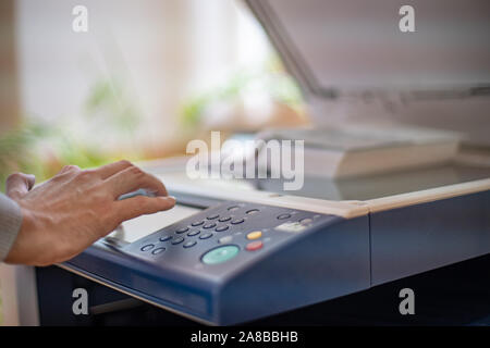 Das Kopieren eines Buches auf einer Kopie Maschine für die Studie in einer Bibliothek Stockfoto