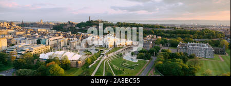 Hohe Betrachtungswinkel und einer Stadt, der Holyrood Palace, Our Dynamic Earth und Schottisches Parlament, Edinburgh, Schottland Stockfoto