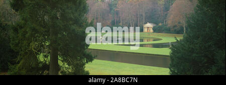 Brunnen in einem Park, der Tempel der Frömmigkeit, Studley Royal Park, Fountains Abbey, North Yorkshire, England Stockfoto