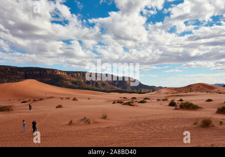 Die Menschen wandern in den Dünen bei Coral Pink Sand Dunes State Park, Kanab, Utah Stockfoto