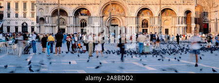 Touristen vor einer Kathedrale, St. Mark's Basilika, Piazza San Marco, Venedig, Italien Stockfoto