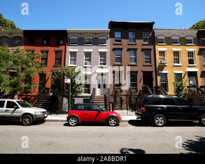 Autos vor brownstone Häuser geparkt, Brooklyn Academy of Music Historic District, St. Felix Street, New York City, New York State, USA Stockfoto