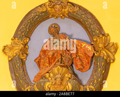 ZARAGOZA, Spanien - 3. MÄRZ 2018: Die Renaissance polychome geschnitzte Relief des Hl. Evangelisten Lukas in der Kirche Iglesia de San Miguel de los Navarros. Stockfoto