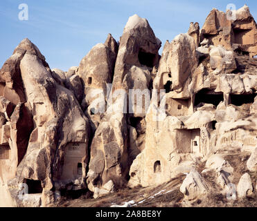 Cliff dwellings, von Uçhisar, Üçhisar, Göreme, Kappadokien, Türkei Stockfoto