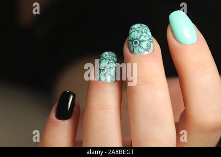 Gepflegte Nägel Nagellack art Design. Stockfoto