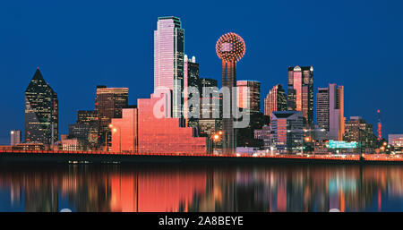 Reflexion der Wolkenkratzer in einem See, Digital Composite, Dallas, Texas, USA Stockfoto