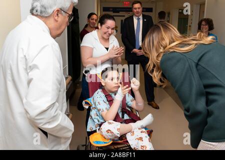 Us-First Lady Melania Trump besuchen die Patienten und Angehörigen während einer Tour von der Kinderklinik in Boston Medical Center November 6, 2019 in Boston, Massachusetts. Stockfoto