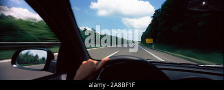 Person, der ein Auto fährt auf einer Straße, Stuttgart, Baden-Württemberg, Deutschland Stockfoto