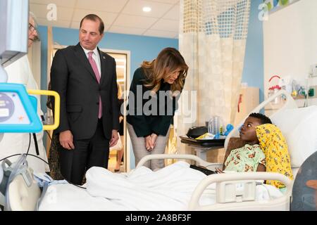 Us-First Lady Melania Trump und Staatssekretär, Alex Azar besuchen Sie mit Patienten und Angehörigen während einer Tour von der Kinderklinik in Boston Medical Center November 6, 2019 in Boston, Massachusetts. Stockfoto