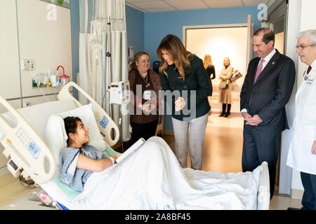 Us-First Lady Melania Trump und Staatssekretär, Alex Azar besuchen Sie mit Patienten und Angehörigen während einer Tour von der Kinderklinik in Boston Medical Center November 6, 2019 in Boston, Massachusetts. Stockfoto