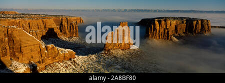 Canyons mit Nebel bedeckt, Independence Monument, Colorado National Monument, Mesa County, Colorado, USA Stockfoto