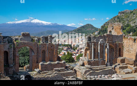 Taormina - das Griechische Theater mit dem Mt. Vulkan Ätna und die Stadt. Stockfoto