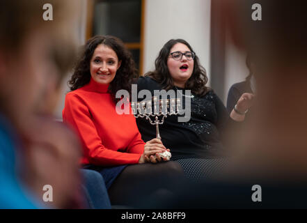 02. Dezember 2016, Hessen, Frankfurt/Main: Der Arzt Lina Roisenwasser (29 l) und der Erzieher Gabriela Chauskin (21, r), beide Mitglieder des Mieten, ein Jude, in einer Pfarrei im Stadtteil Nied mit jungen Teilnehmer der Bestätigung Klassen diskutieren. Die Organisation ehrenamtlicher Jüdischen Redner bei Bildungseinrichtungen oder Kirchengemeinden, um Begegnungen zwischen jüdischen und nicht-jüdischen Menschen zu erleichtern. Nach Mieten, ein Jude, es gibt etwa 100.000 Juden in Deutschland, aber nur sehr wenige Menschen wissen, dass ein Jude persönlich. Foto: Frank Rumpenhorst/dpa Stockfoto